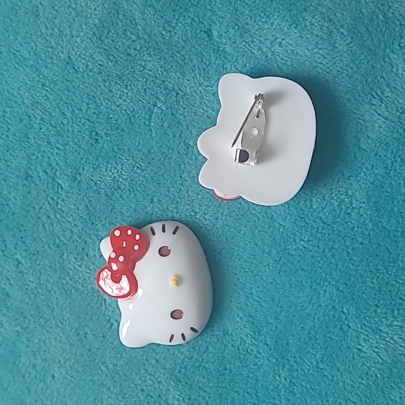 2 Hello Kitty Pins - Picture 8 of 15